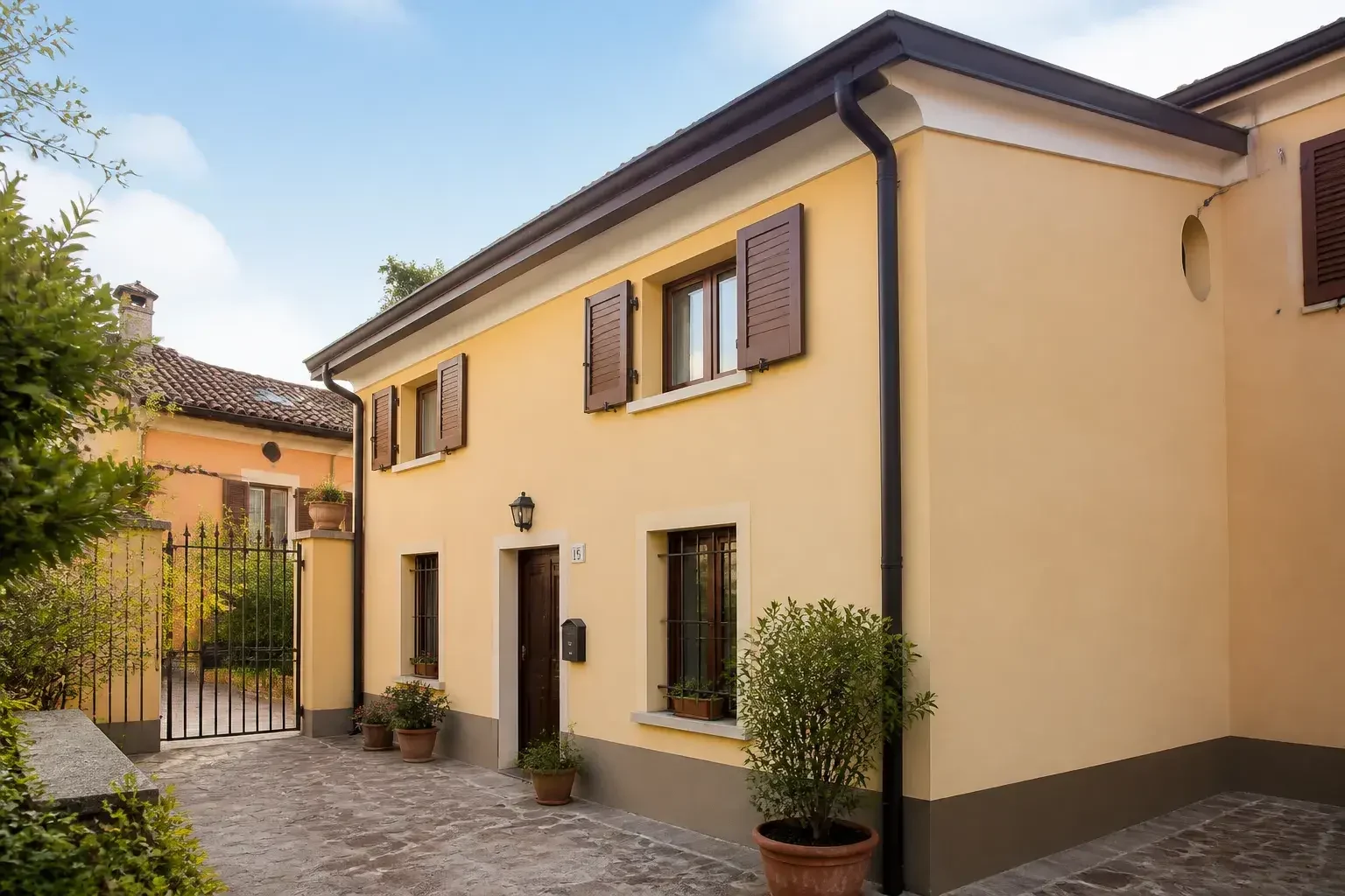 Grondaie e linea del tetto completate su una casa ordinata.