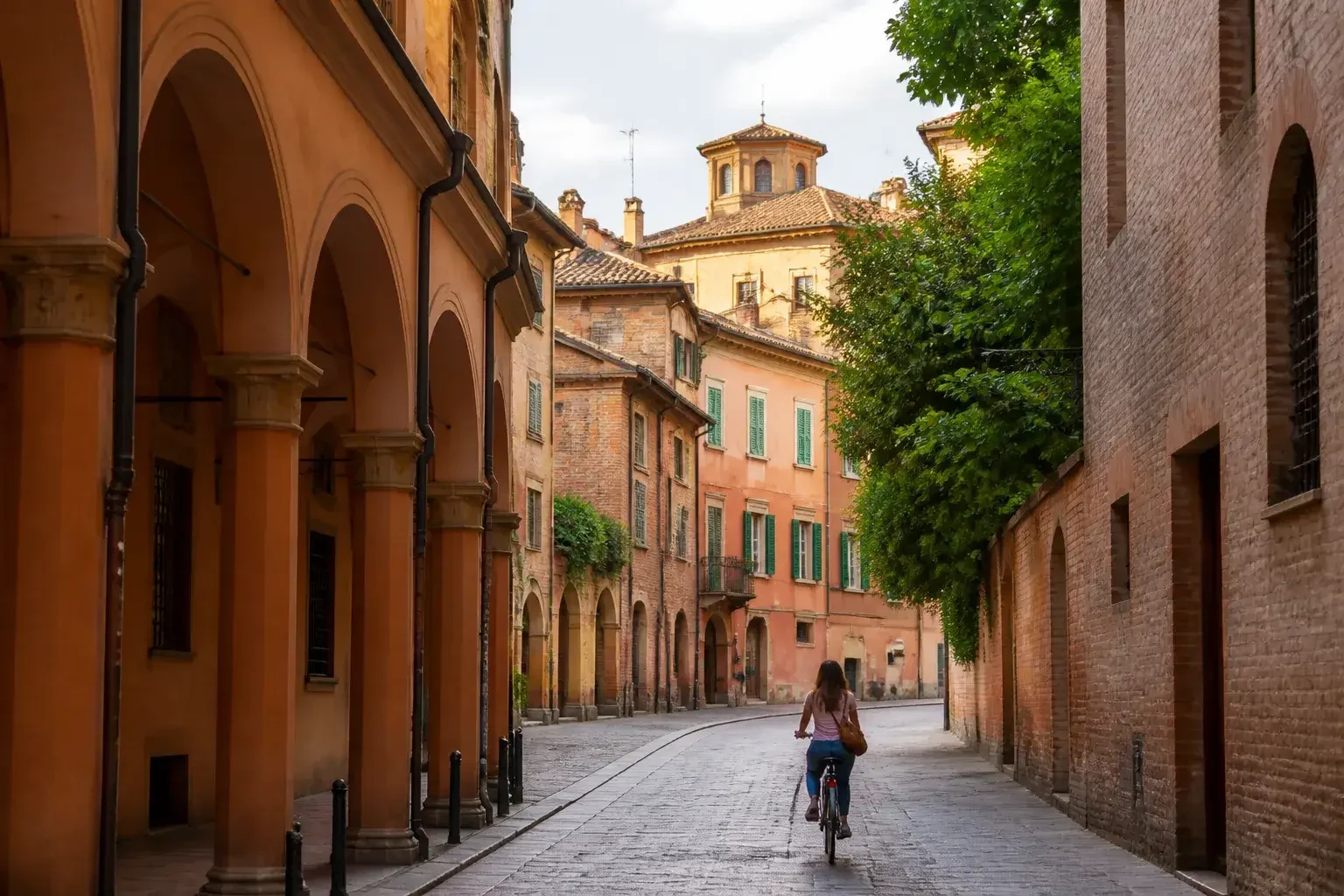 Strada tipica di Bologna con portici e tetti in coppi.
